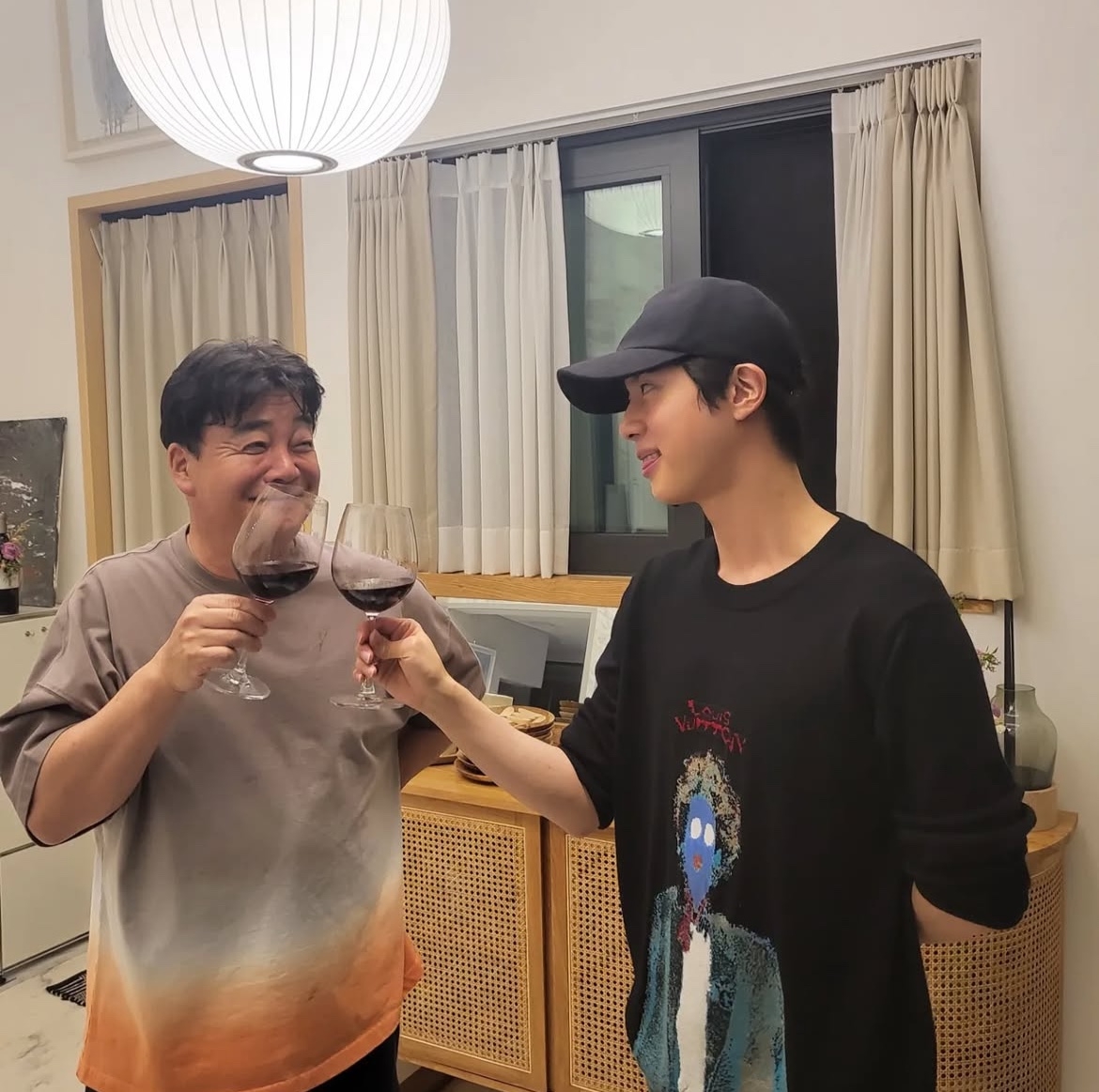 Jin of BTS (right) and star chef Paik Jong-won (Jin's Instagram account)