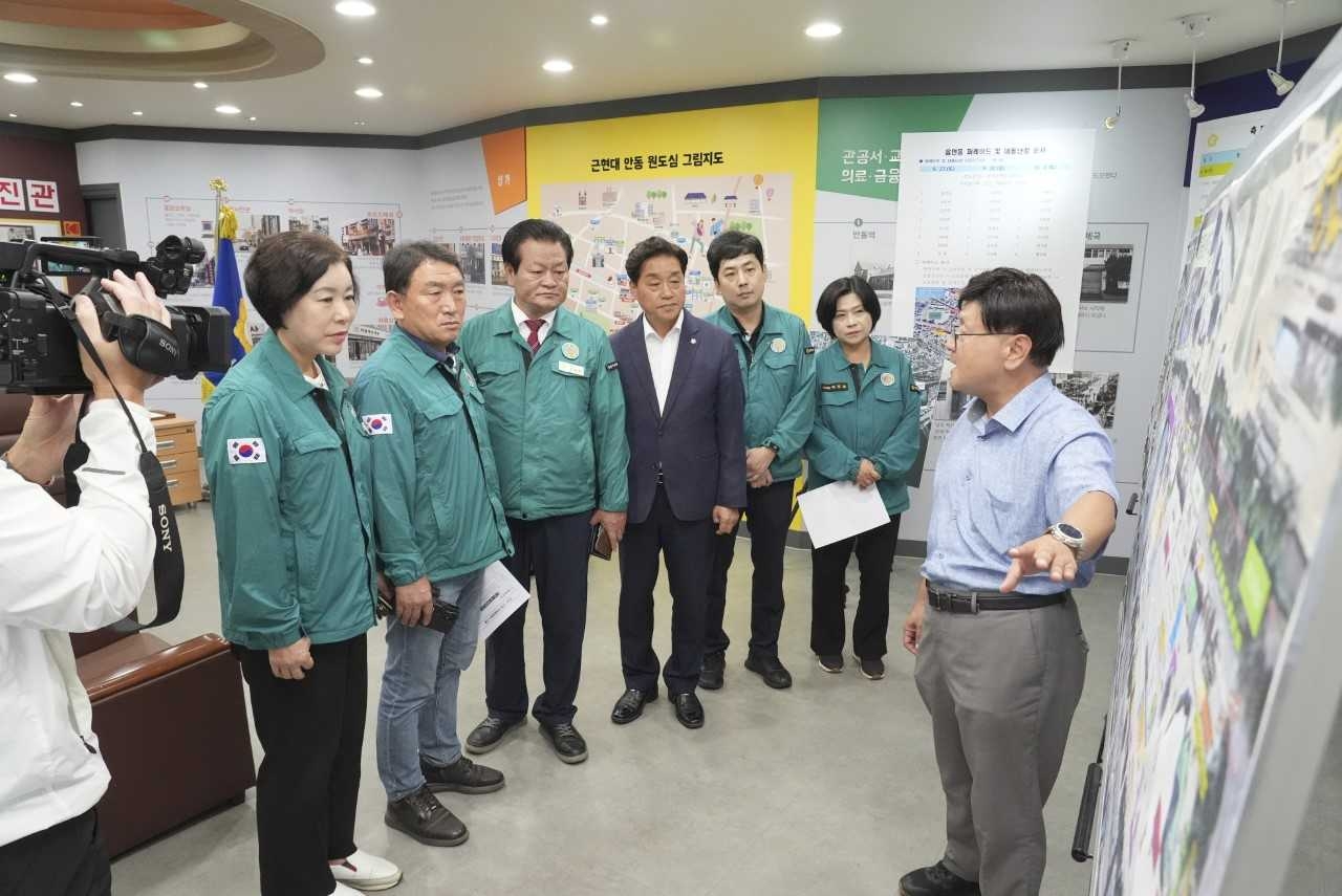 안동시의회 문화복지위원회가 안동국제탈춤페스티벌 개막을 앞두고 축제장을 점검하고 관계자들을 격려했다.[안동시 의회 제공]