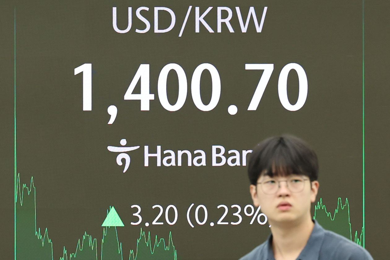 Won weakens to 2-month low on foreign sell-off, US uncertainty - The Korea  Herald