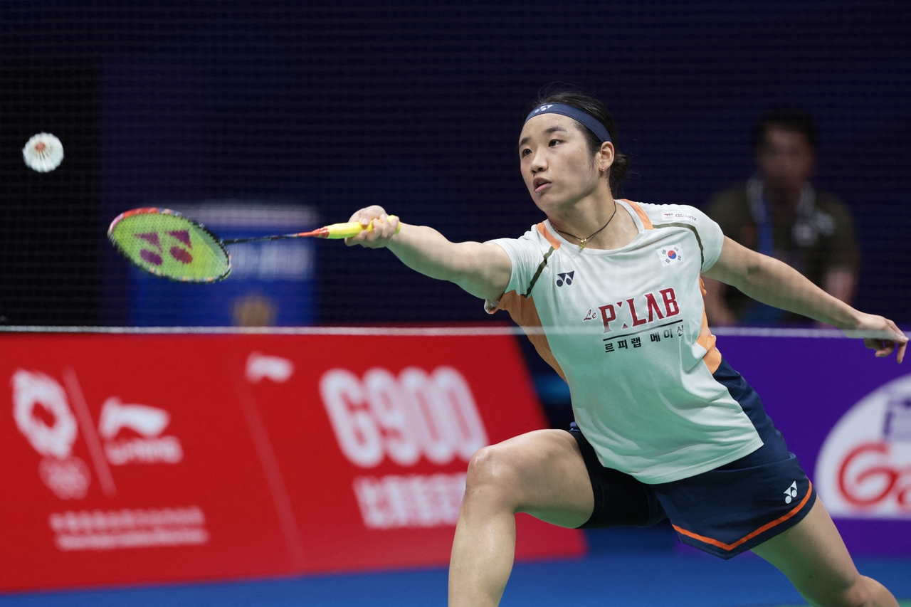 South Korea's An Se-young hits a return to China's Han Yue during their women's singles final at the China Masters badminton tournament in Shenzhen in China's southern Guangdong province on Sunday. (AFP)