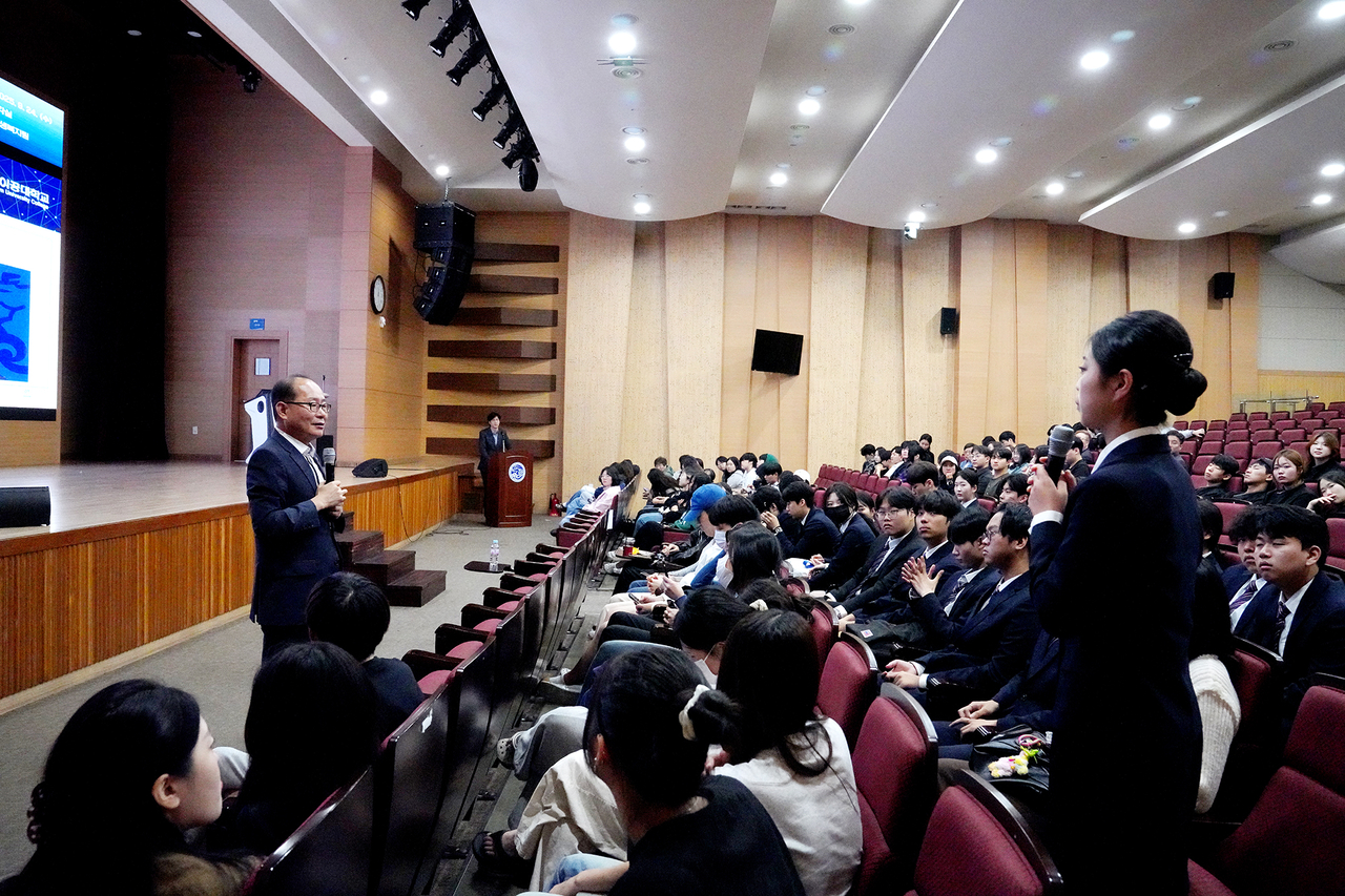 카지노&서베일런스전공 학생이 이재용 영남이공대 총장과 의견을 나누고 있다.[영남이공대 제공]