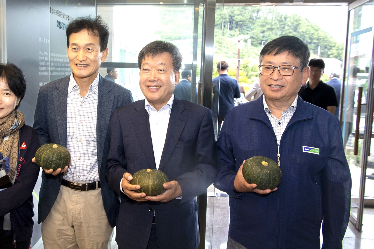 대체작물인 바밤단호박을 들어보이고 있다.[울릉군 제공]