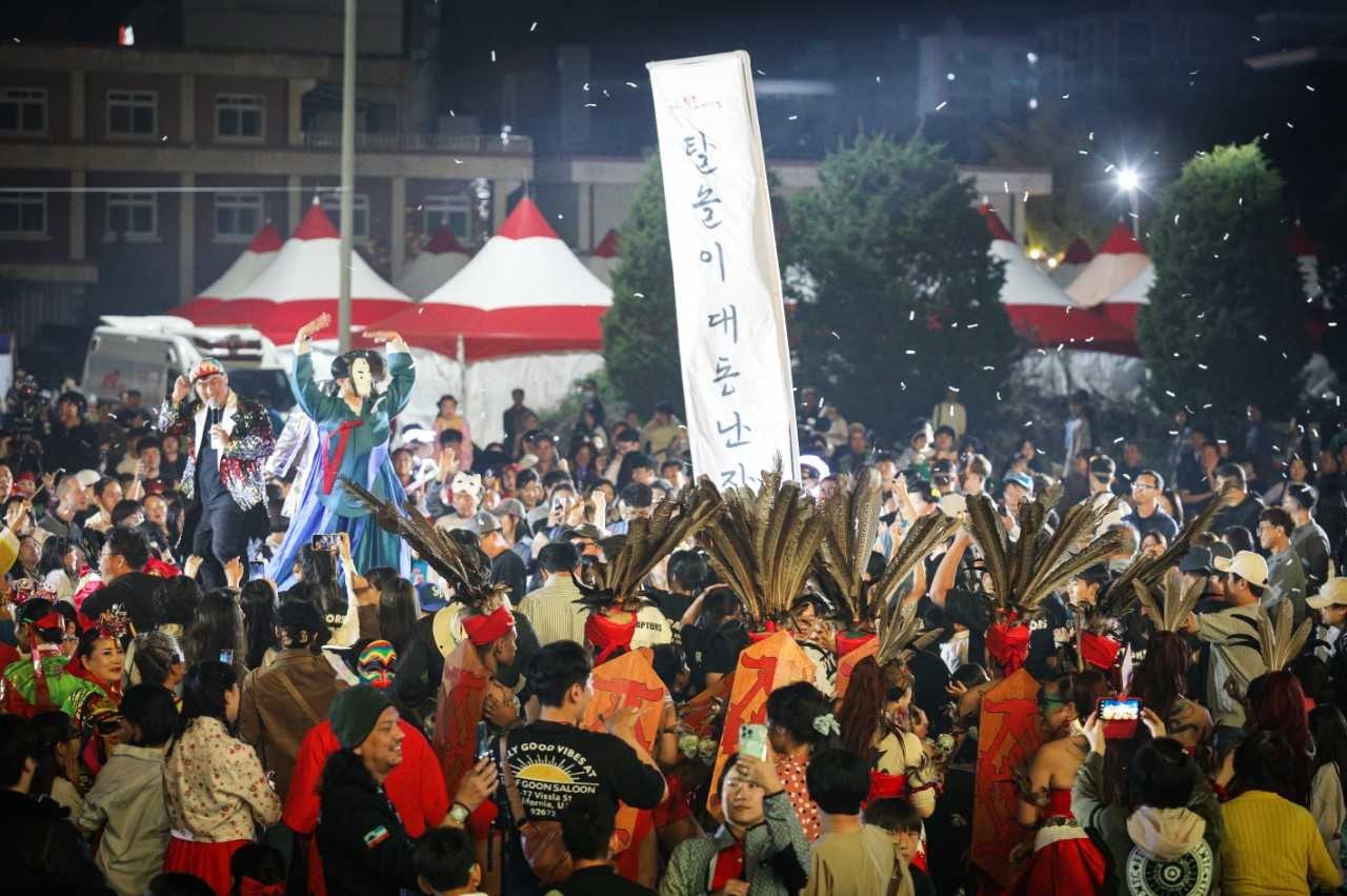 2025 안동국제탈춤 페스티벌이 오는 26일부터  10월 5일까지 “춤추는 탈, 다양한 얼굴을 찾아서‘란 주제로 열린다.사진은 지난해 행사모습 [안동시 제공]
