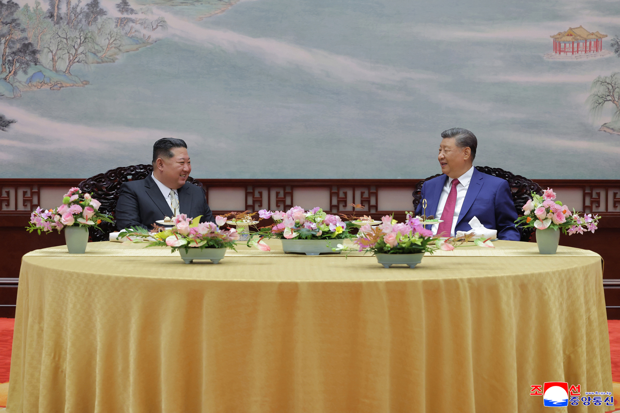 North Korean leader Kim Jong-un (L) and Chinese President Xi Jinping (R) attend the military parade marking the 80th anniversary of Victory Day on Sep. 4. (Yonhap)