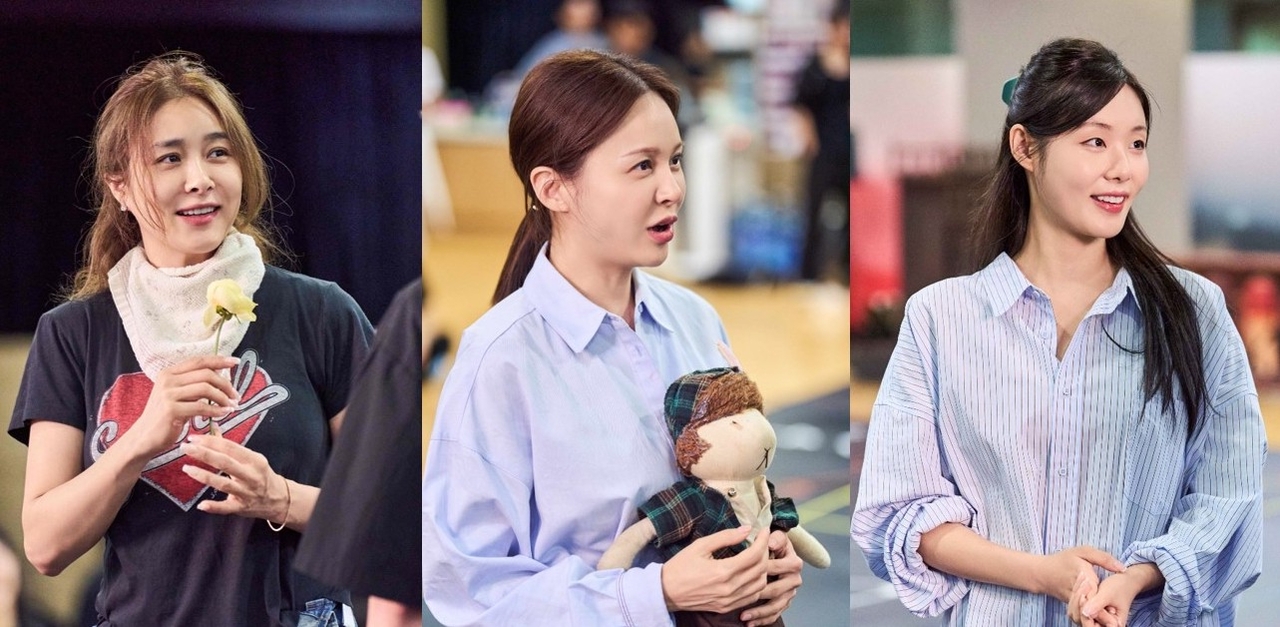From left: Ock Joo-hyun, Ivy and Min Kyung-ah rehearse for "Red Book." (Ateod)