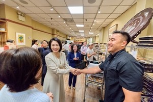 김혜경 여사, 뉴욕서 케데헌 속 ‘통김밥 열풍’ 체험…내조외교 활발 [이런정치]