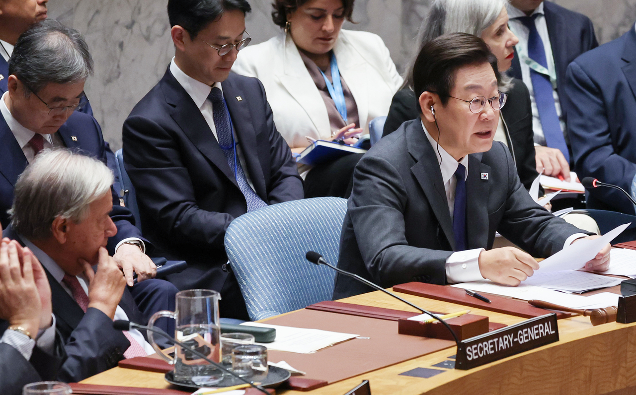 President Lee Jae Myung (right, front) presides over an open debate at the United Nations Security Council at the UN headquarters in New York on Wednesday. (Yonhap)
