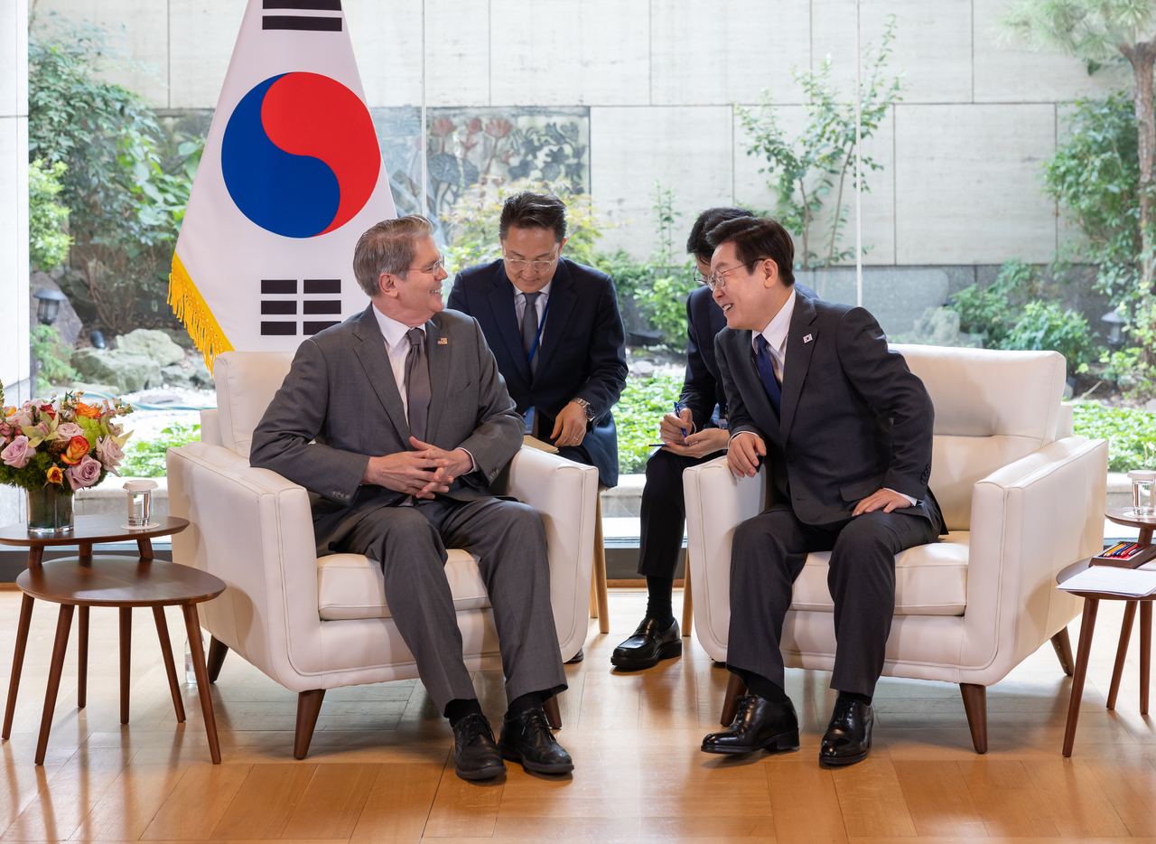 President Lee Jae Myung (right) sits down for talks with US Treasury Secretary Scott Bessent at UN headquarters in New York on Wednesday. (Yonhap)