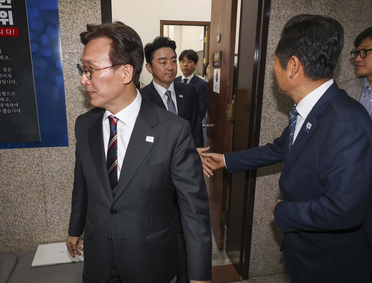 김민석(왼쪽부터) 국무총리와 강훈식 대통령 비서실장, 정청래 더불어민주당 대표가 25일 국회 민주당 대표실에서 토토사이트 토실장정책·감독분리 관련 긴급 고위 당·정·대 회의를 마친 뒤 빠져 나오고 있다. [연합]