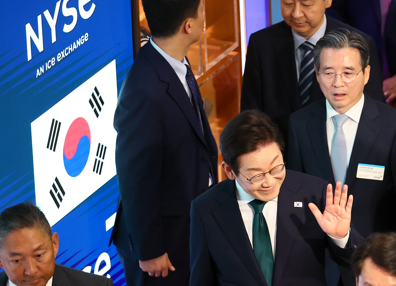 President Lee Jae Myung (second from right) is seen at the New York Stock Exchange headquarters on Thursday. (Yonhap)