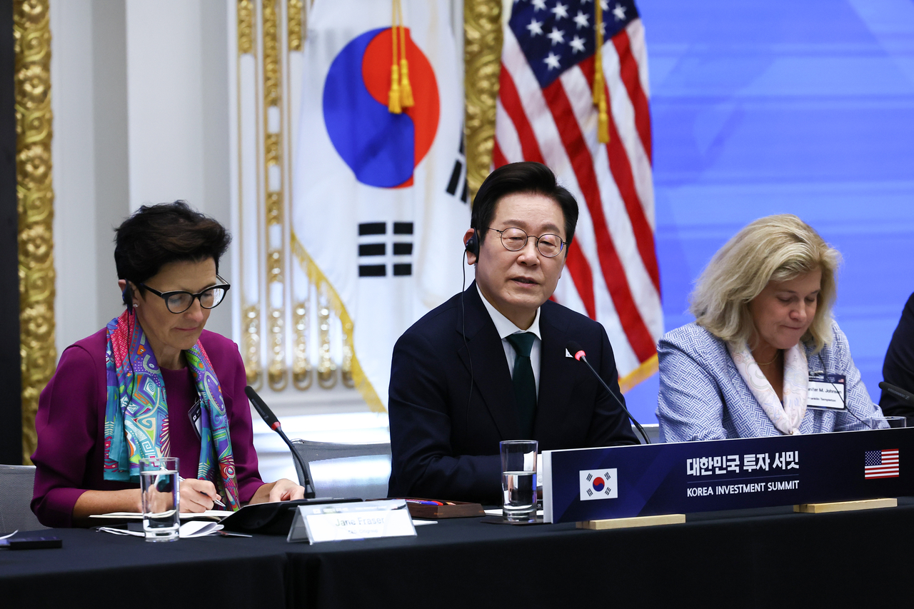 President Lee Jae Myung (second from left) speaks at the Korea Investment Summit held at the New York Stock Exchange headquarters on Thursday. (Yonhap)