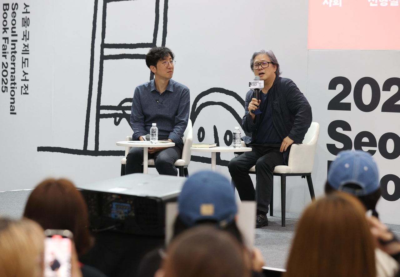 Park Chan-wook (right) speaks during a session at the 2025 Seoul International Book Fair held at Coex on June 20. (Yonhap)