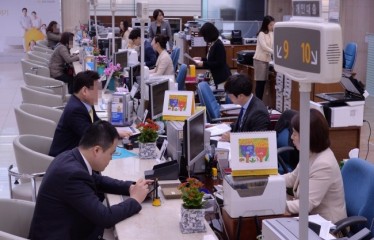 지난 7월 말 은행의 대출 연체율이 전월 대비 0.05%포인트 증가한 것으로 나타났다. 사진은 한 은행 창구의 모습 [헤럴드DB]