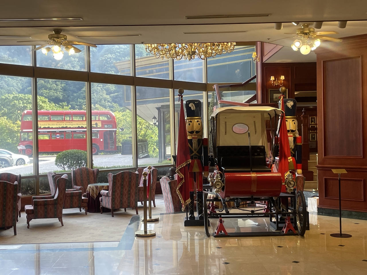 Kensington Hotel Seorak's lobby (Hong Yoo/ The Korea Herald)