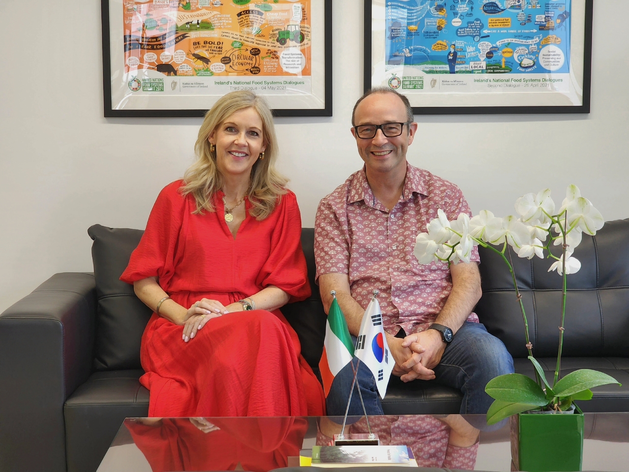 Irish writers Sinead Moriarty (left) and Alan Nolan pose for a photo after interviews with The Korea Herald at the Irish Embassy in Seoul in September. (Hwang Dong-hee/The Korea Herald)