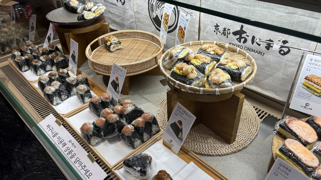 지난 24일 방문한 신세계백화점 강남점 델리 전문관. 평일 오후 3~4시임에도 고객으로 붐볐다. ‘교토 오니마루’ 진열대 모습. 신현주 기자