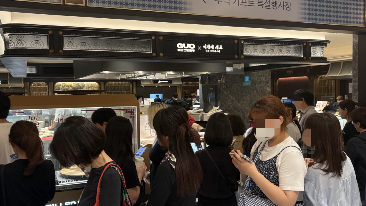 지난 24일 방문한 신세계백화점 강남점 델리 전문관. 평일 오후 3~4시임에도 고객으로 붐볐다.  신현주 기자