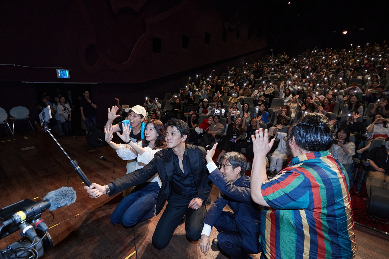 지난 19일 부산국제영화제 온스크린 섹션 상영작 넷플릭스 시리즈 <로맨틱 어나니머스> GV 현장. [부산국제영화제 제공]