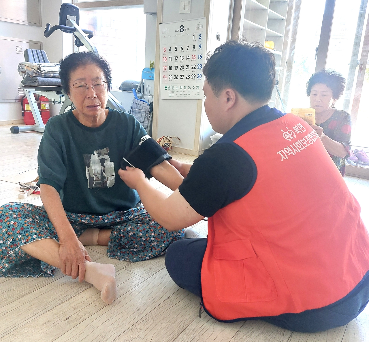 울릉군 북면 지역사회보장협의체가 독거노인가정을 찾아나서 혈압 등 건강을 체크하고 있다 [울릉군 북면 지역사회보장협의체 제공]