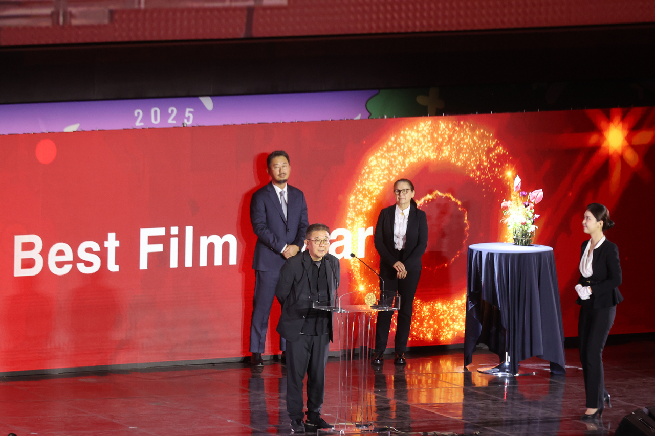 Zhang Lu speaks after having received the grand prize for Busan Awards on Friday. (Yonhap)
