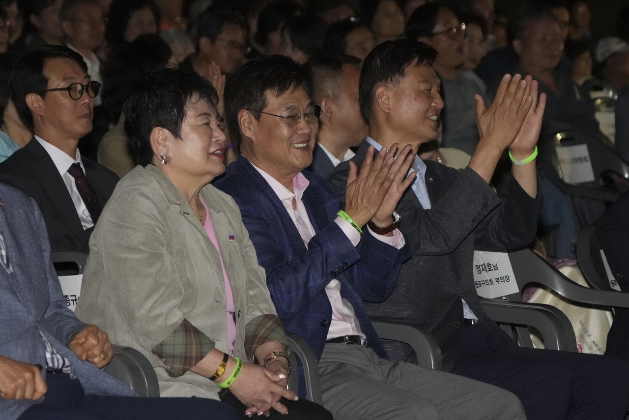 정문헌 종로구청장이 경희궁 토토사이트 가입거절에 참석해 박수를 치고 있다. [종로구 제공]