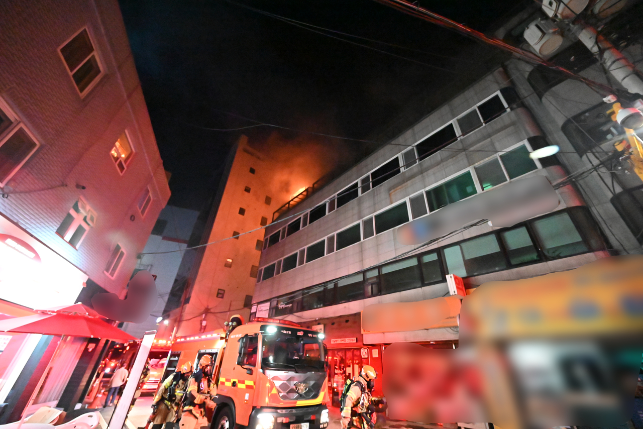 16일 새벽 토토사이트 착오이체 강동구 명일동 위치한 건물에 화재가 발생해 소방당국이 화재 진압을 하고 있다. 강동소방서 제공