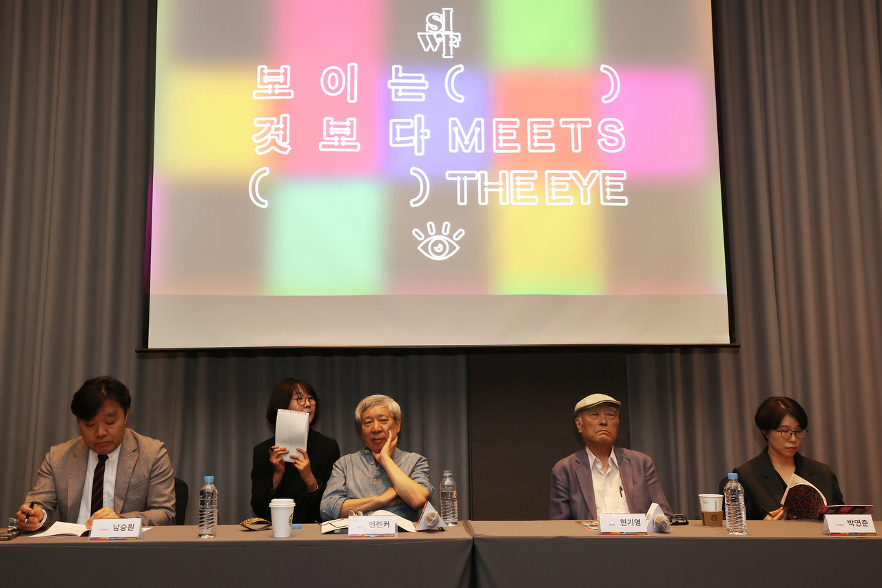 Chinese novelist Yan Lianke (second left) and Korean novelist Hyun Ki-young (second right) attend a press conference in Seoul ahead of this year’s Seoul International Writers’ Festival. (Yonhap)