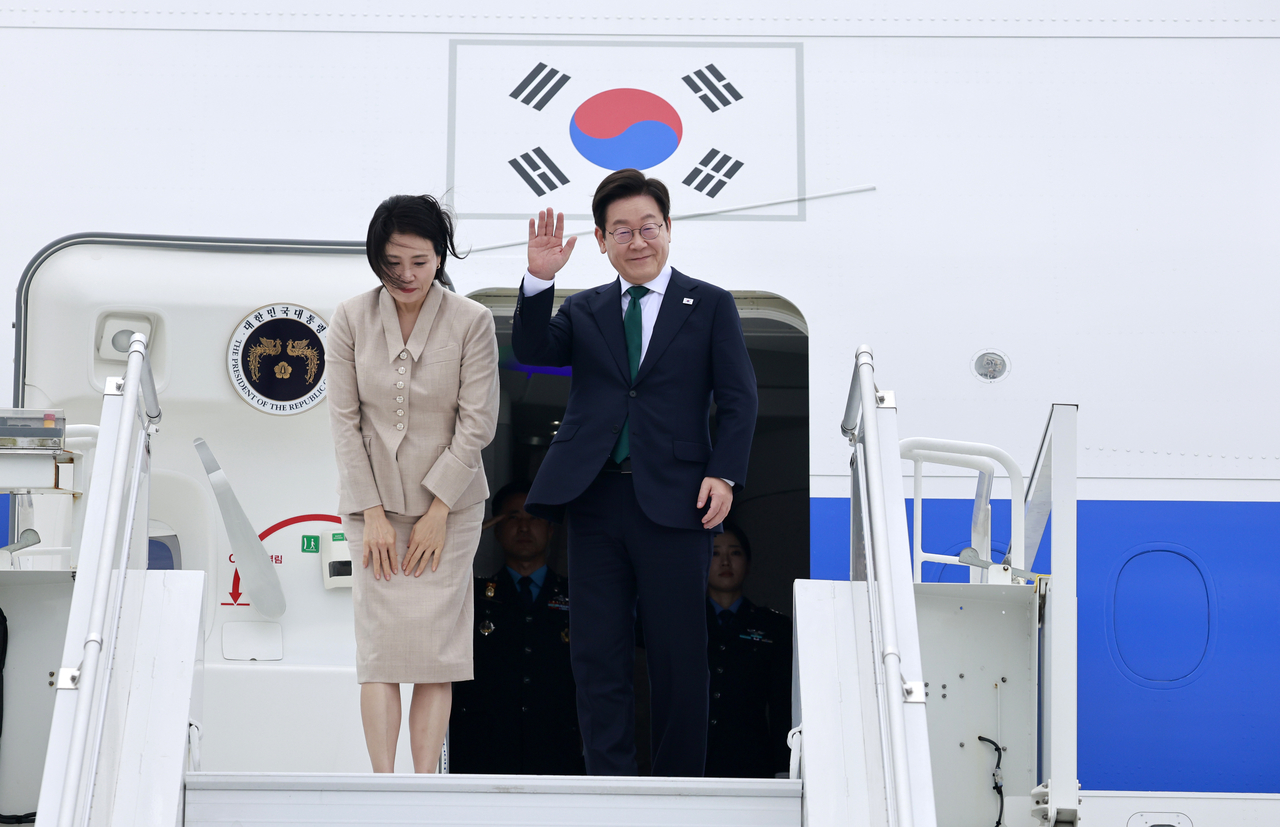 미국 방문 일정을 마친 이재명 토토사이트 콬과 김혜경 여사가 25일(현지시간) 뉴욕 JFK공항 공군 1호기에서 인사하고 있다. [연합]