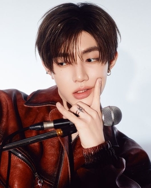 Zerobaseone’s Zhang Hao acts, sings for “To The Moon”