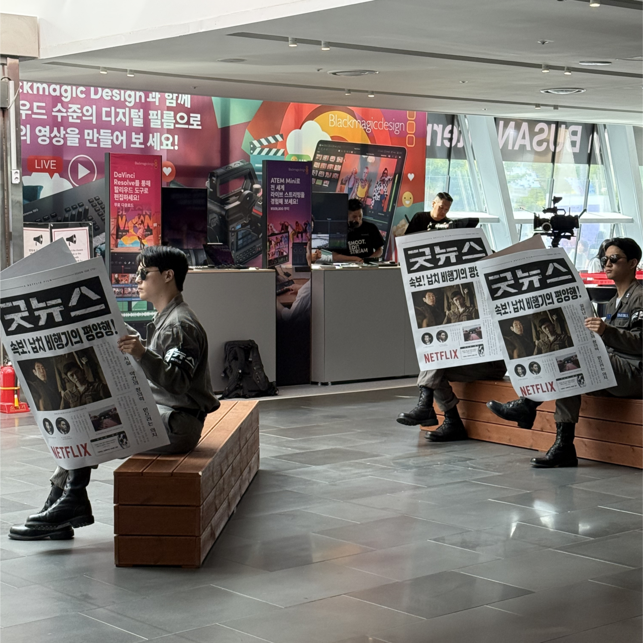 지난 19일 부산 해운대구 영화의전당에서 넷플릭스 영화 <굿뉴스> 관련 퍼포먼스를 하고 있는 모습. 김민지 기자