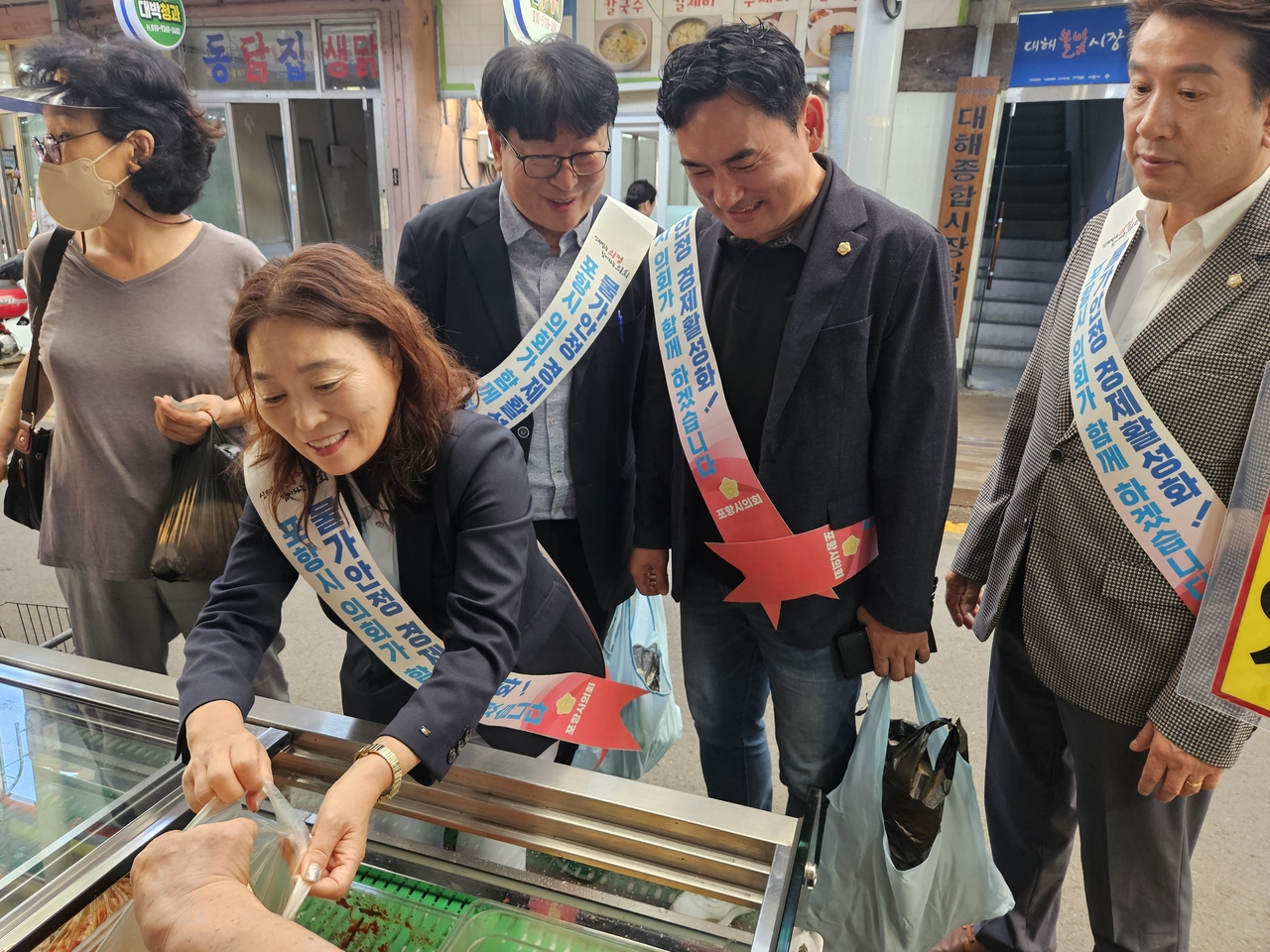 포항시의회 경제산업위원회 임주희 위원장이 대해불빛시장에서 장을 보고있다.[포항시 의회 제공]