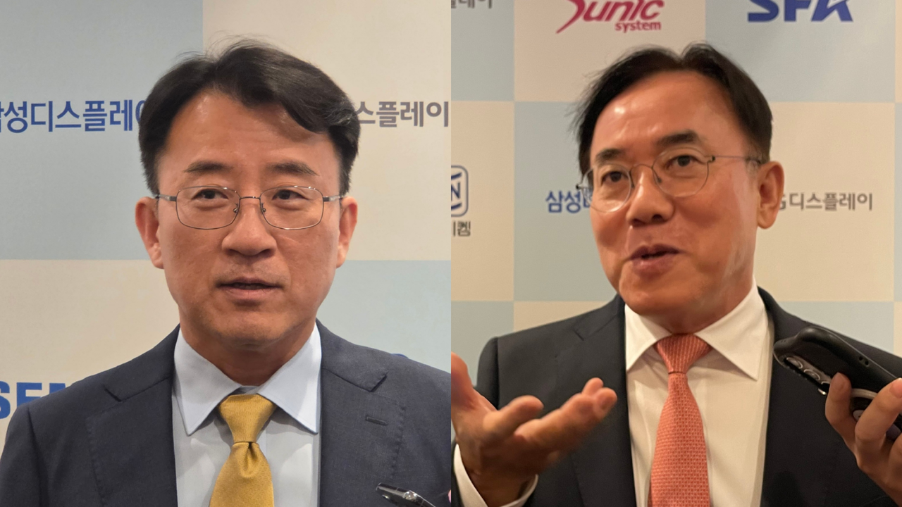 ‘제16회 디스플레이의 날 기념식’에 참석한 이청 888토토디스플레이 사장(왼쪽)과 정철동 LG디스플레이 사장. [공동취재단]