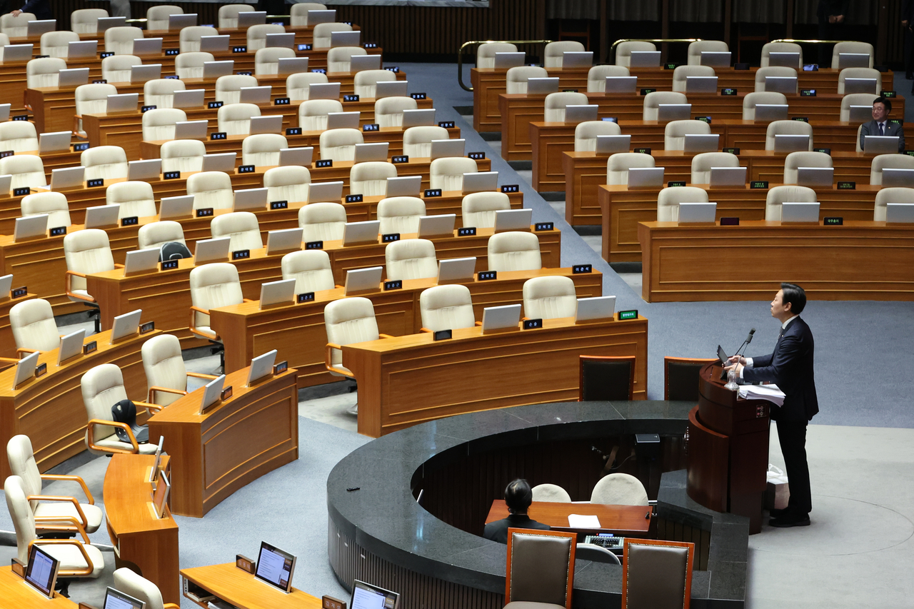 Rep. Park Soo-min of the main opposition People Power Party speaks in front of a nearly empty plenary session at the National Assembly in Seoul on Thursday, during a filibuster to block the passage of a government reorganization bill. (Yonhap)
