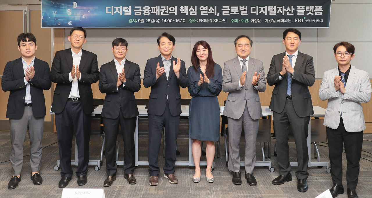 지난 25일 FKI타워에서 열린 ‘디지털 금융패권의 핵심 열쇠, 글로벌 디지털사설토토 플랫폼 세미나’에서 임병화(왼쪽 세 번째부터) 성균관대 교수, 이강일 더불어민주당 의원, 한서희 법무법인 바른 변호사, 정철 한국경제인협회 연구총괄대표(CRO) 겸 한국경제연구원장, 오경석 두나무 대표가 기념촬영하고 있다.  [한국경제인협회 제공]