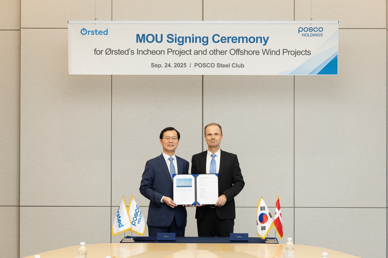 이주태(왼쪽) 청소년 토토사이트 추천홀딩스 대표이사 사장과 페어 마이너 크리스텐센 오스테드 아시아태평양 대표가 MOU를 체결하고 기념촬영을 하고 있다.  [청소년 토토사이트 추천홀딩스 제공]