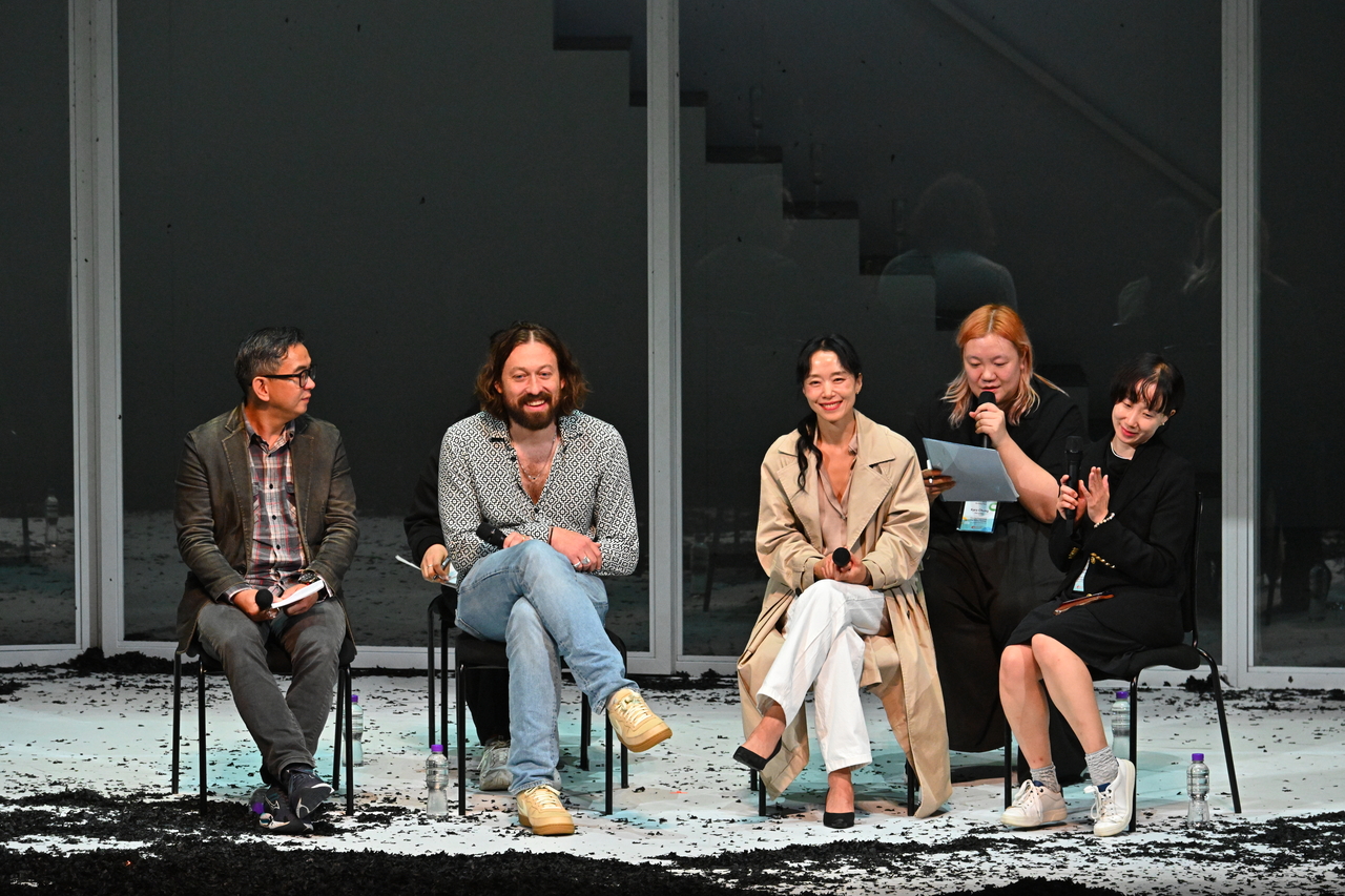 Director Simon Stone (second from left) and actor Jeon Do-yeon (second from right, font) attend a post-performance meet-the-artist session with the audience at the Hong Kong Cultural Centre on Saturday. (LG Arts Center)