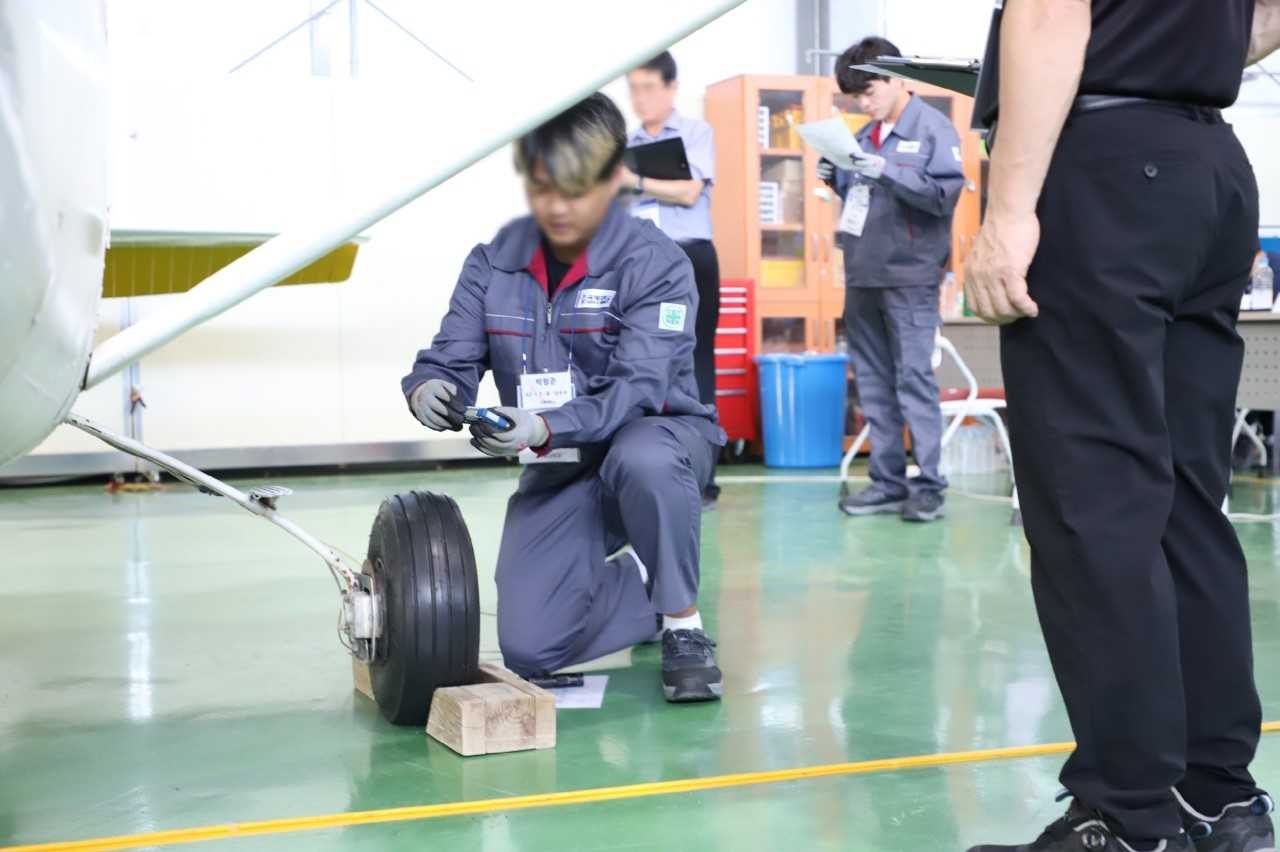 오는 30일부터 3일간 풍기읍 에 있는  경북항공고등학교에서 ‘제9회 전국 항공정비기능대회’를 개최한다. 사진은 지난해 열린 대회 모습.[영주시 제공]