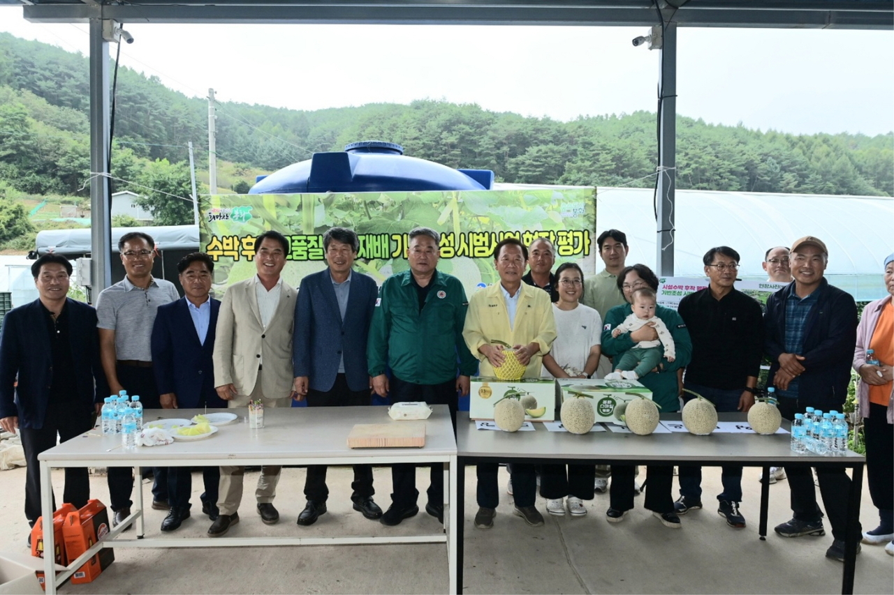 ‘수박 후작 고품질 멜론재배 기반조성 시범사업 평가회’ 에 참여자들이 단제 기념사진을 찍고 있다.[봉화군 제공]