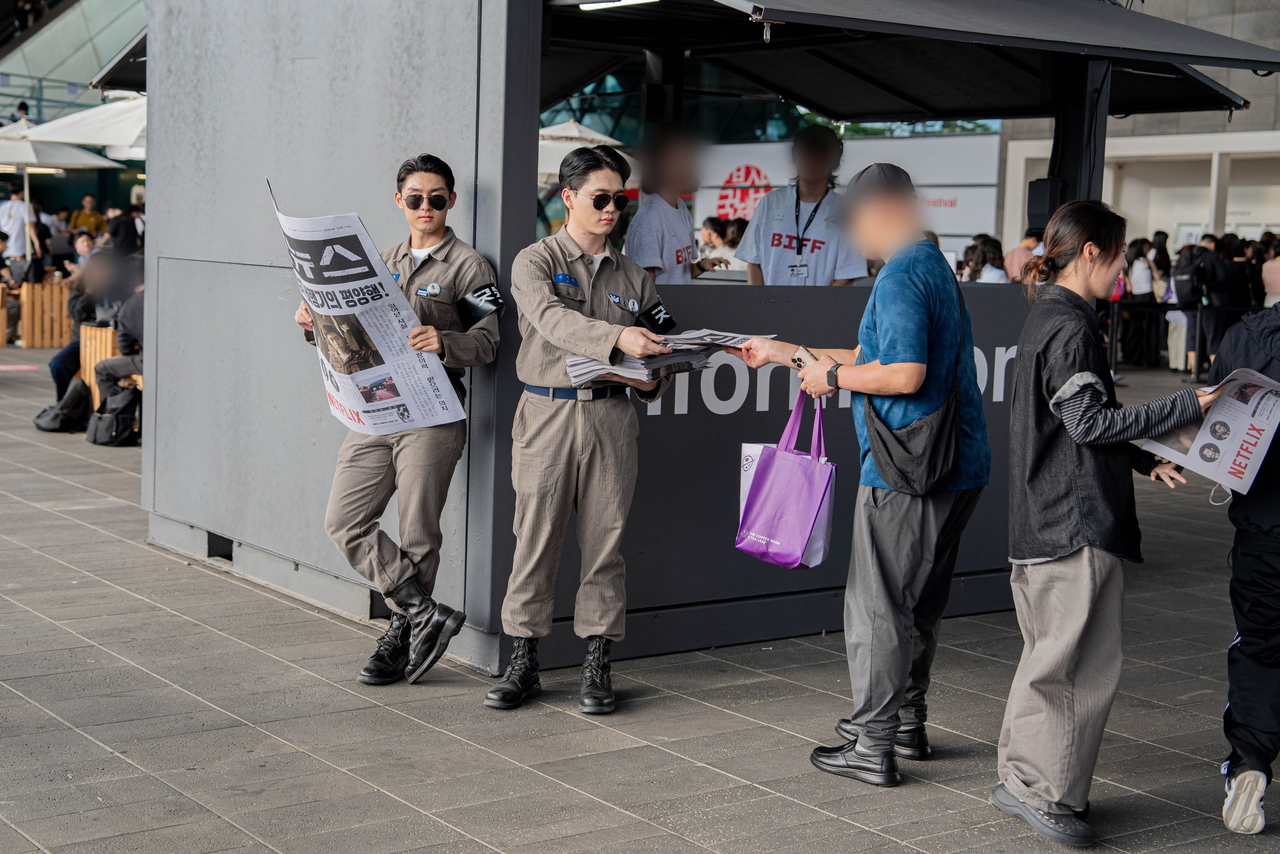 지난 19일 부산 해운대구 영화의전당에서 넷플릭스 영화 <굿뉴스> 관련 퍼포먼스를 하고 있는 모습. [넷플릭스 제공]