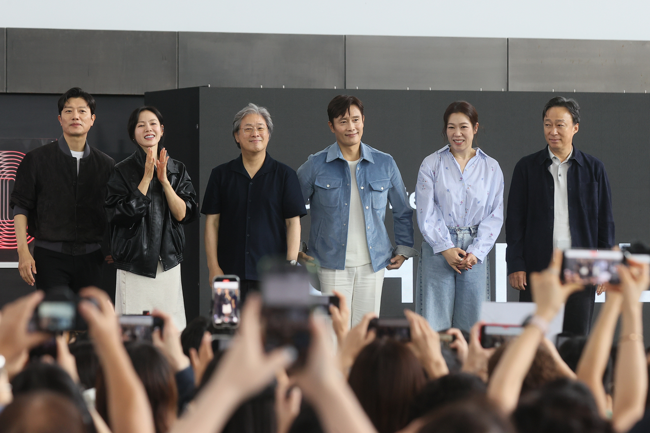 Director Park Chan-wook and cast members pose at a talk session for "No Other Choice," the opening film of the 30th Busan International Film Festival, at Busan on Sept. 18. From left: Park Hee-soon, Son Ye-jin, Park Chan-wook, Lee Byung-hun, Yeom Hye-ran and Lee Sung-min. (Yonhap)