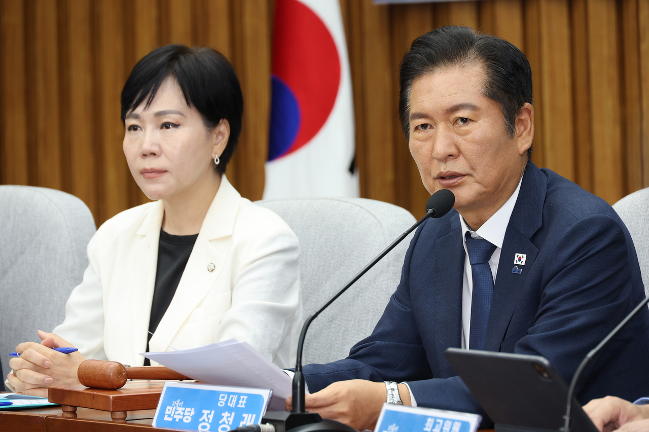 정청래(오른쪽) 더불어민주당 대표가 26일 서울 여의도 국회에서 열린 확대간부회의에서 발언하고 있다. [연합]