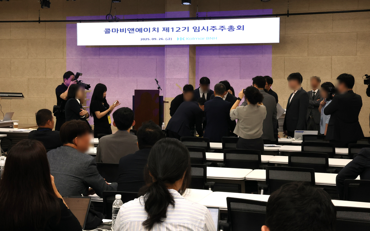 콜마그룹 오너가의 경영권 분쟁을 촉발한 먹튀검증 토토사이트 임시 주주총회가 26일 세종시 조치원읍 세종테크노파크에서 열리고 있다. [연합]