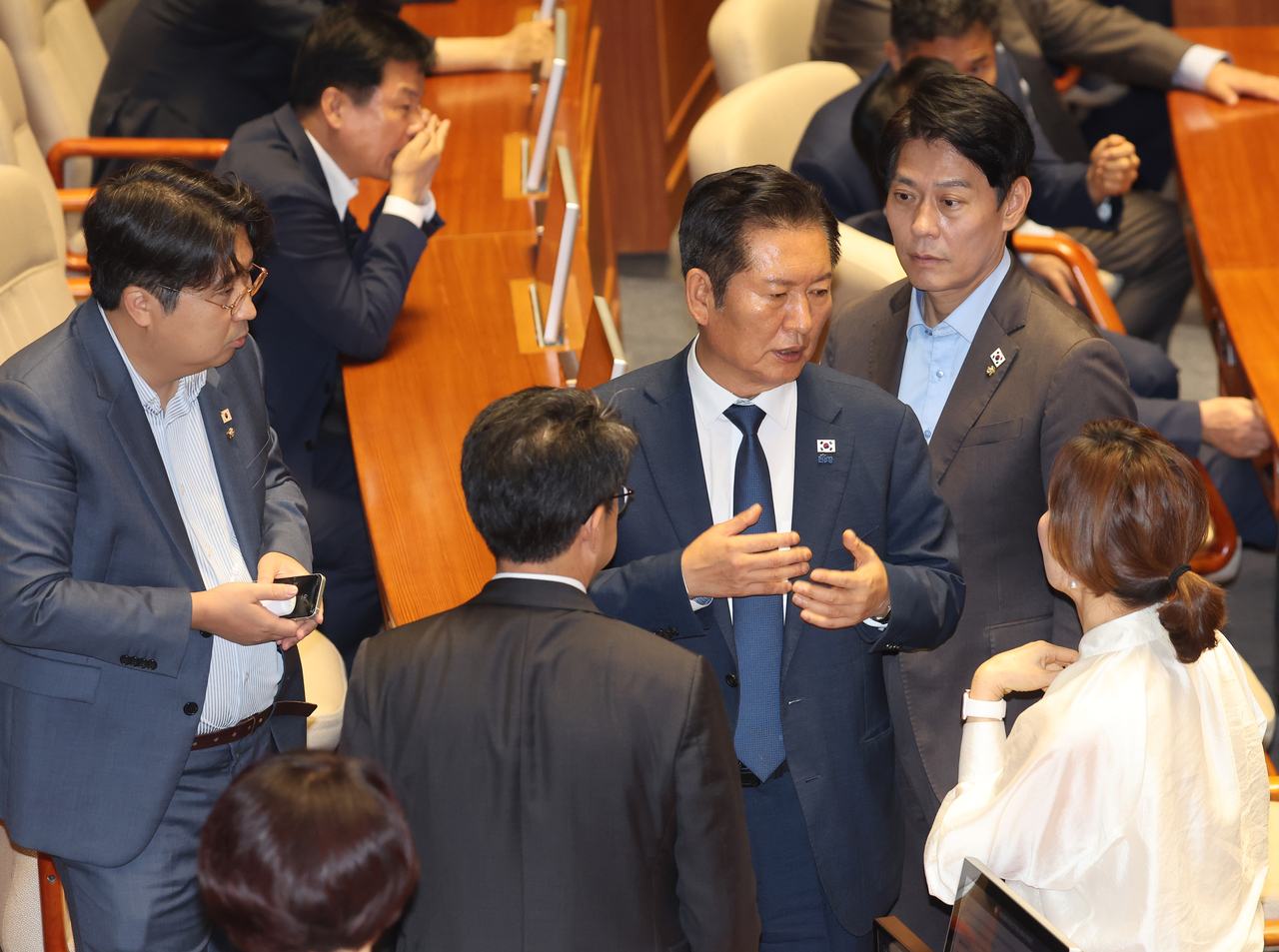 정청래 더불어민주당 대표가 26일 서울 여의도 국회 본회의에서 토토사이트 매입 개정안에 대한 필리버스터 종결 동의를 표결하는 투표를 한 뒤 의원들과 대화하고 있다. [연합]