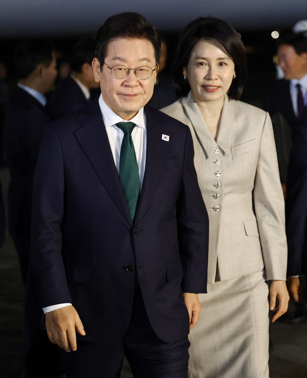 PResident Lee Jae Myung (left) and first lady Kim Hea Kyung arrive at the Seoul Air Base in Seongnam, Gyeonggi Province, on Friday. (Yonhap)