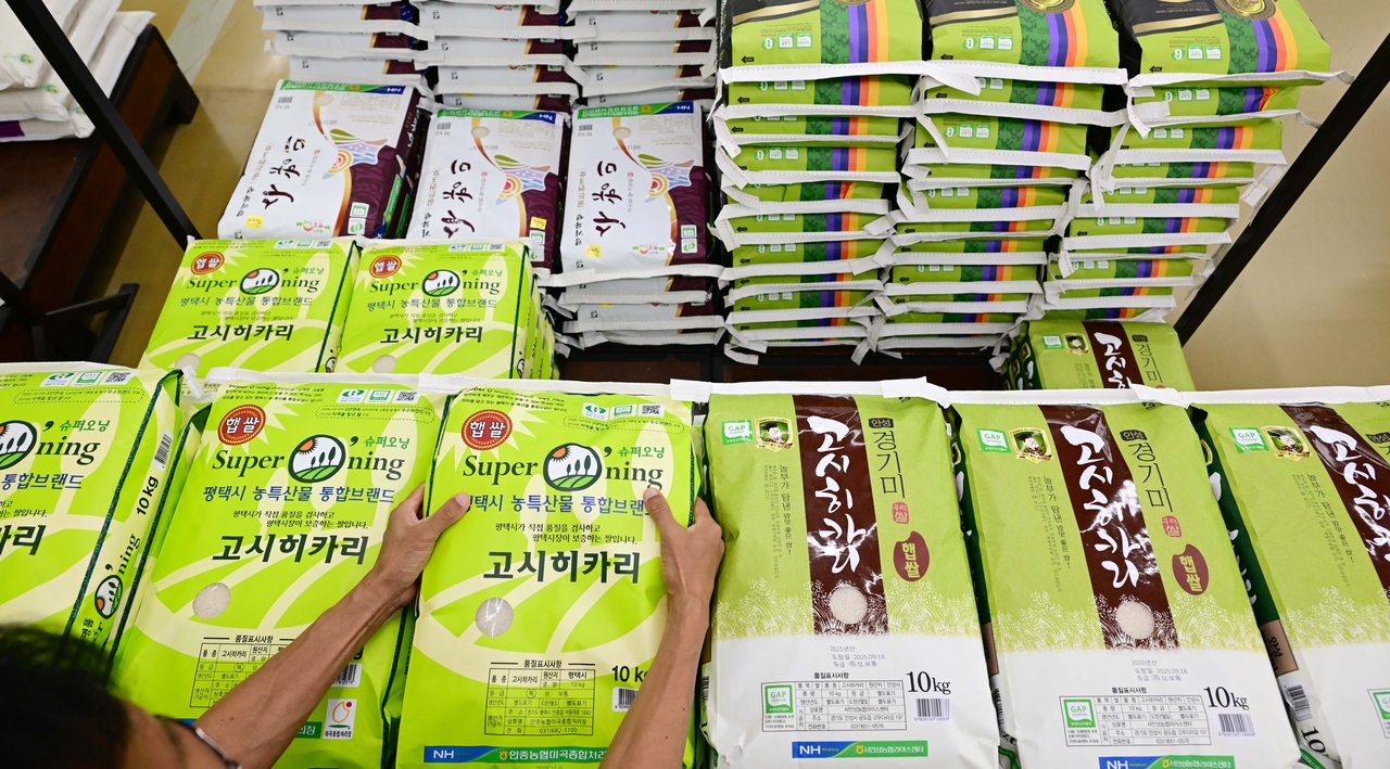 추석을 앞둔 25일 오전 서울 서초구 하나로마트 양재점에서 한 시민이 쌀을 살펴보고 있다. 통계청은 지난 5일 기준 산지 브랜드토토 20㎏당 5만5810원으로, 직전 조사(8월 25일)보다 1180원 올랐다며 쌀 한 가마(80㎏) 기준으로는 22만원을 넘어 4년 만에 최고치를 기록했다고 밝혔다. 이상섭 기자