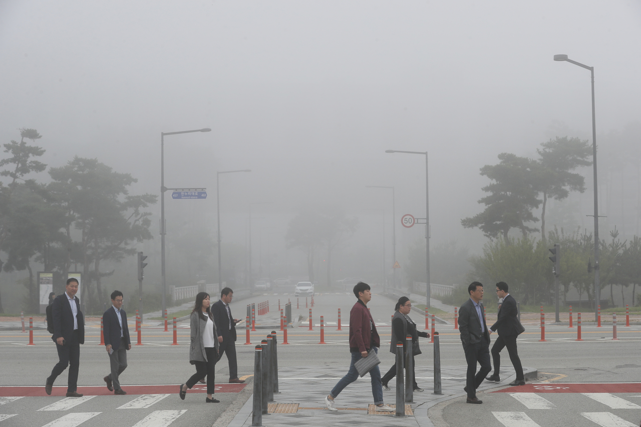 세종시 어진동에서 자욱한 안개를 뚫고 시민들이 출근길을 서두르고 있다 [뉴시스]