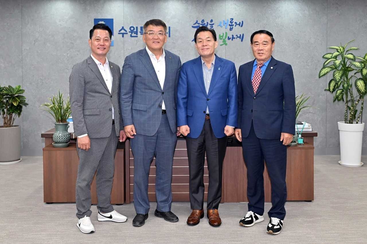 26일 김학동 군수와 강영구 군의회 의장을 비롯한 21명으로 꾸려진 예천군 대표단이 수원특례시를 방문해 상생 협력 방안을 논의하며 교류 확대에 나섰다.[예찬군 제공]