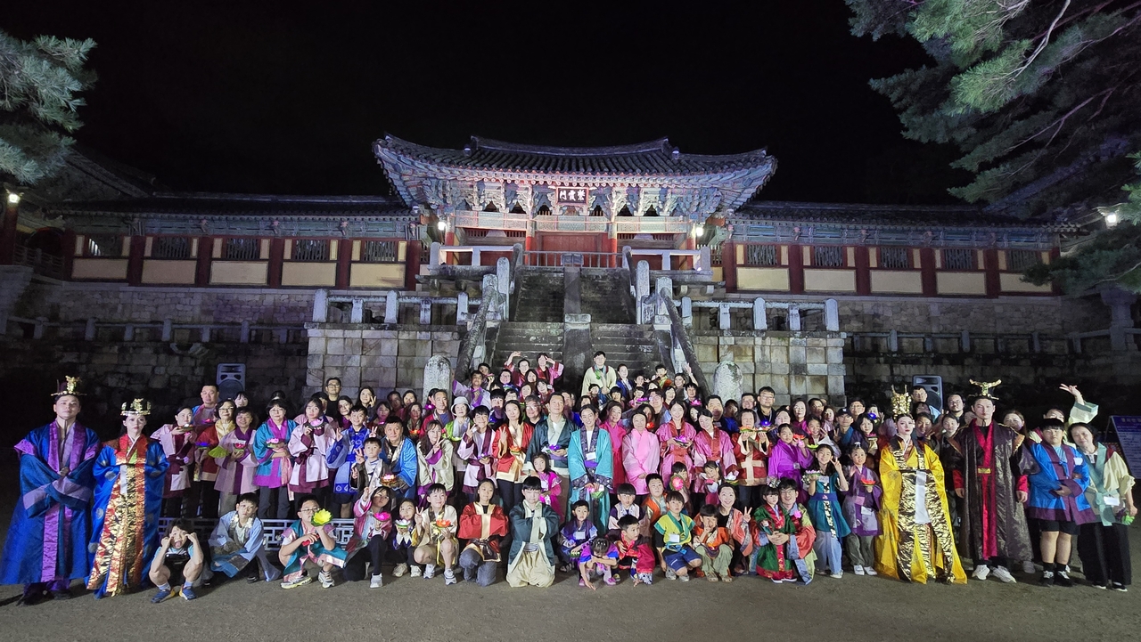 2025 세계유산축전 경주역사유적지구 ‘빛으로 쓰는 이야기 IN 불국사’에 참여한 관람객 단체 기념촬영 모습.[경주시 제공]