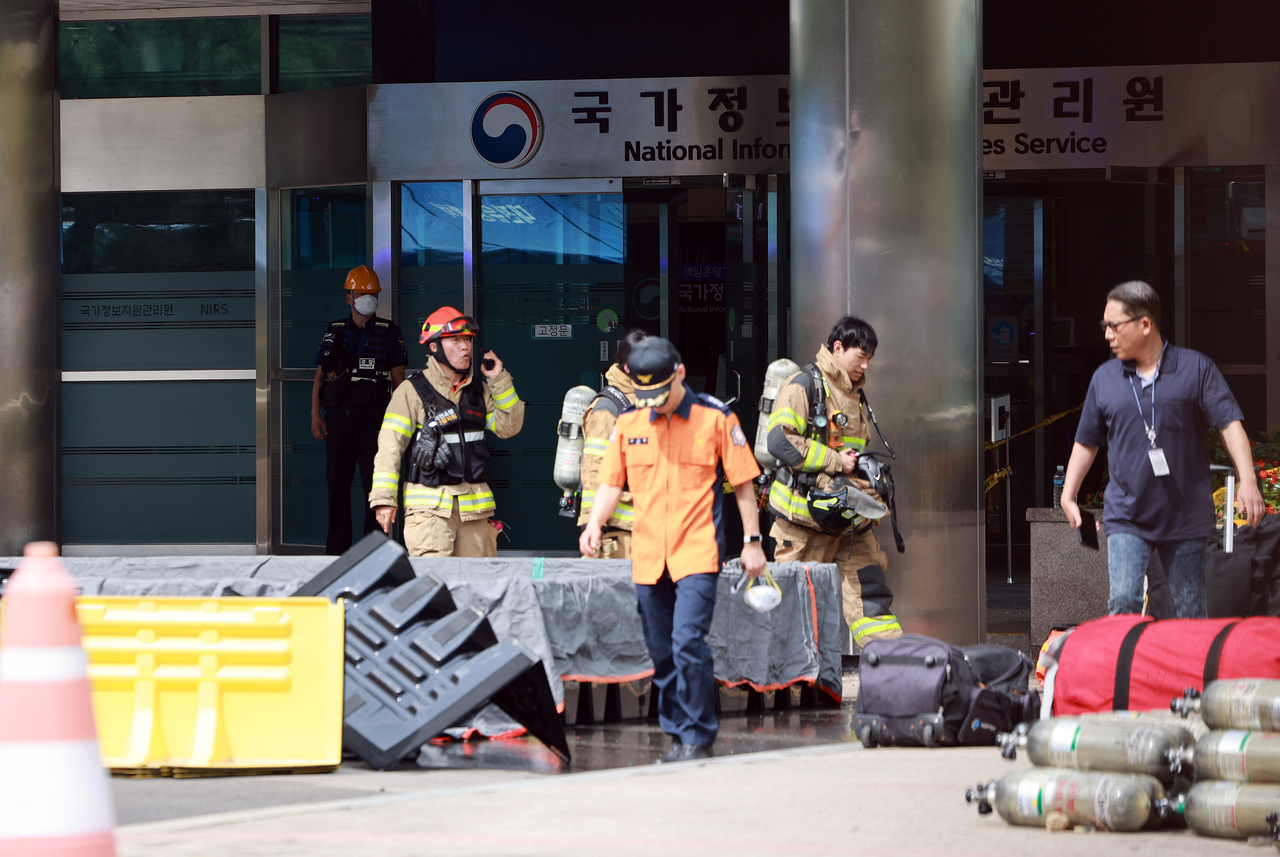 27일 대전 유성구 국가정보자원관리원(국정자원)에서 소방대원이 오가고 있다. 전날 정부 전산시스템이 있는 국정자원에서 무정전·전원 장치(UPS)용 리튬이온배터리 화재가 발생해 정부 전산 서비스가 대규모로 마비됐다. [연합]