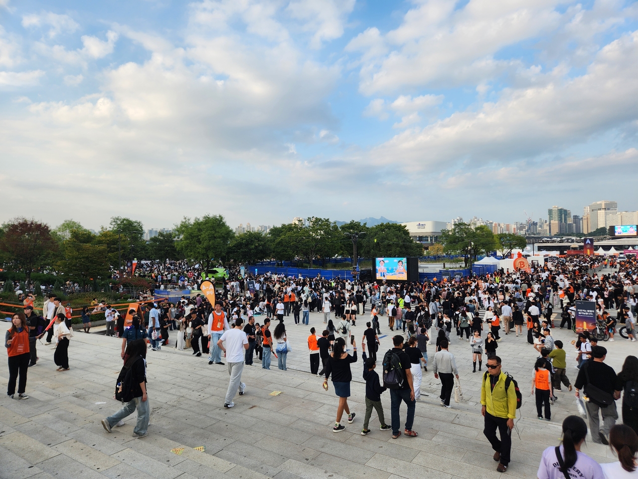 ‘2025 서울세계불꽃축제’가 열리는 27일 오후 서울 여의도 한강공원 일대에 대규모 인파가 모여들고 있다. [연합]